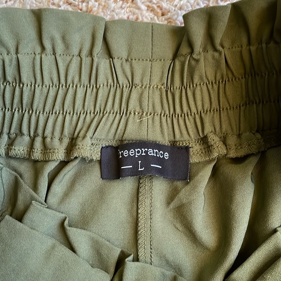 🍂 NWOT Olive green paper bag shorts - Picture 3 of 5